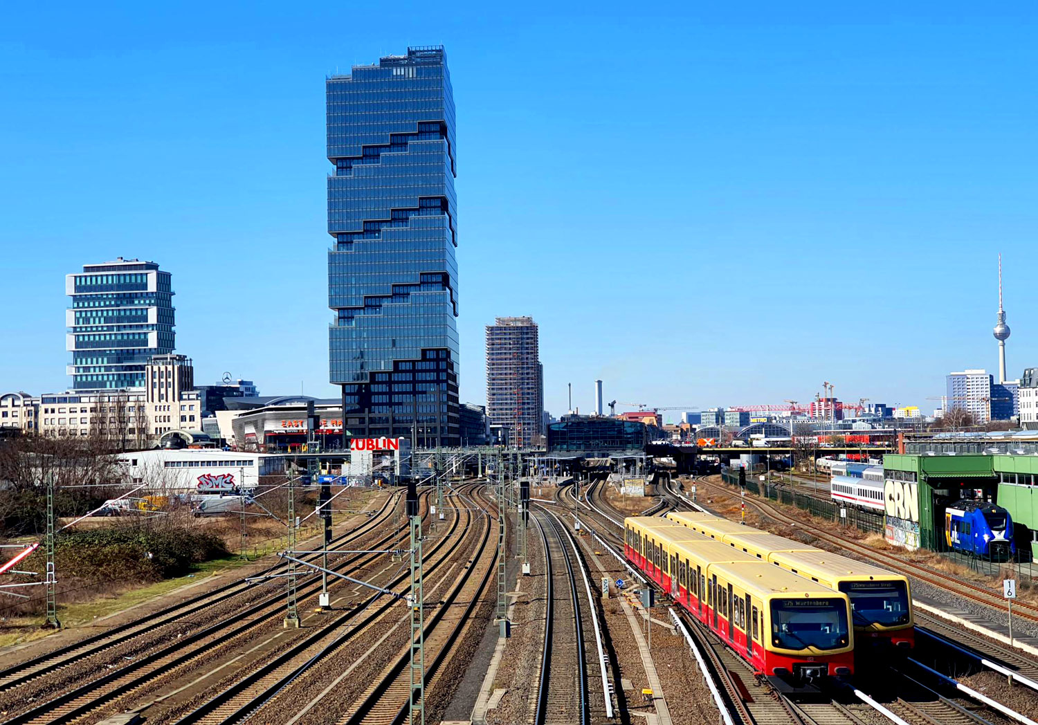 Stadtansicht mit moderner Hochhausbebauung und Bahntrassen als Beispiel f&uuml;r die Bewertung von Lage, Infrastruktur und Umfeld.