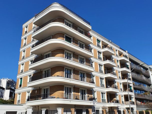 Modernes Mehrfamilienhaus mit großzügigen Balkonen in guter Lage als Beispiel für die Bewertung von Wohnimmobilien.