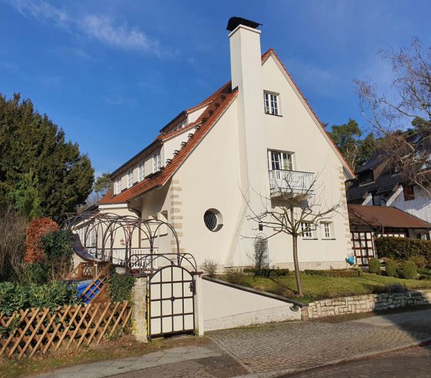 Freistehendes Wohnhaus mit Garten und Balkon als Beispiel f&uuml;r die Bewertung von Lage, Zustand und Nutzung.