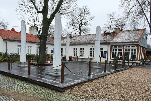 Eingeschossige Bestandsimmobilie mit Innenhof und Au&szlig;enfl&auml;chen als Beispiel f&uuml;r die Bewertung von Nutzung und Zustand.