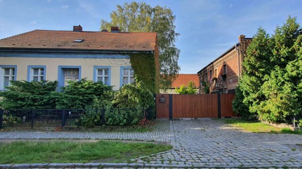 Wohnimmobilie mit Einfamilienhaus und Nebengeb&auml;ude, Hofeinfahrt und Garten als Beispiel f&uuml;r Immobilienbewertung.