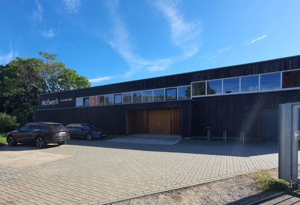 Moderne Gewerbeimmobilie mit Werkstatt- und B&uuml;rofl&auml;chen sowie Stellpl&auml;tzen als Beispiel f&uuml;r Immobilienbewertung.