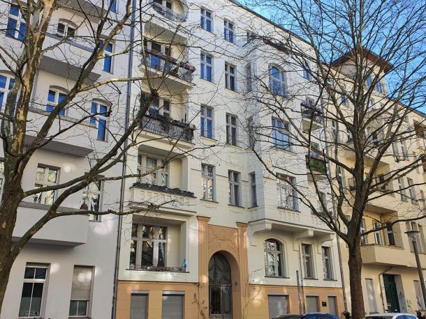 Mehrfamilienhaus in ruhiger Wohnstra&szlig;e mit Balkonen und Altbaufassade als Beispiel f&uuml;r die Bewertung von Wohnimmobilien.