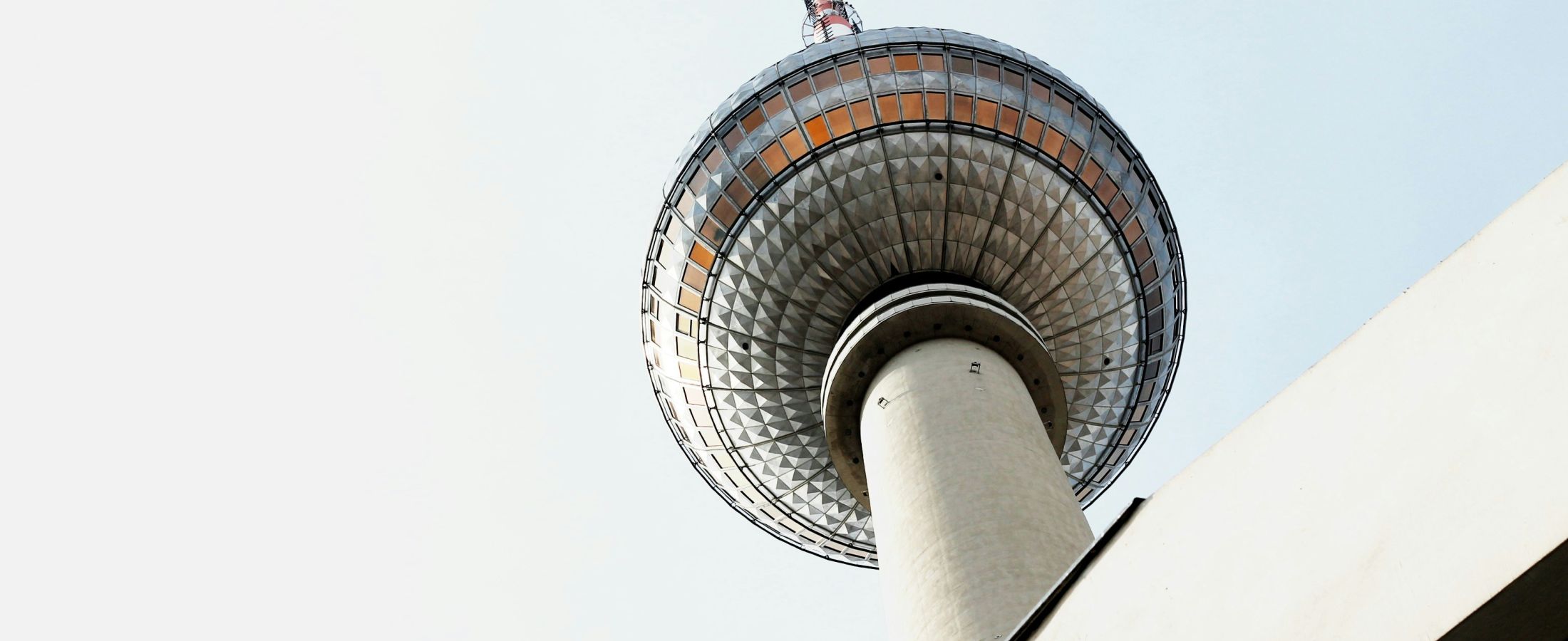 Blick von unten auf ein Berliner Fernsehturm als Symbol für Standort, Stadtbezug und Immobilienumfeld.