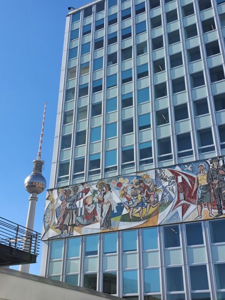 Hochhaus mit moderner Fassade und Wandmosaik in zentraler Lage als Beispiel f&uuml;r die Bewertung von Stadt- und B&uuml;roimmobilien.
