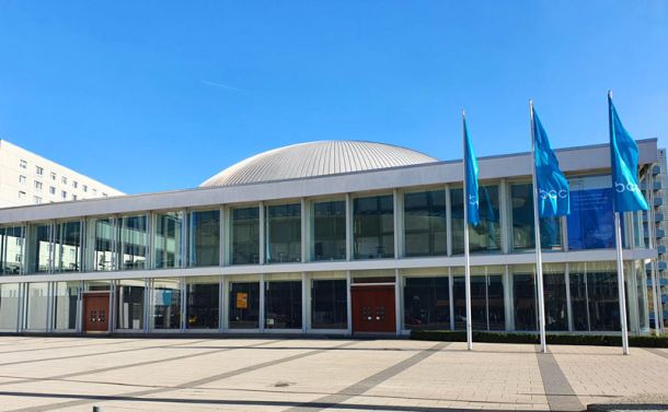 Moderne Veranstaltungs- und Gewerbeimmobilie mit Glasfassade als Beispiel für die Bewertung von Architektur und Lage.