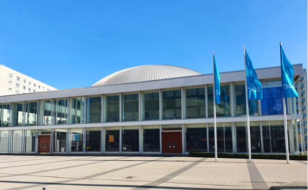 Moderne Veranstaltungs- und Gewerbeimmobilie mit Glasfassade als Beispiel f&uuml;r die Bewertung von Architektur und Lage.