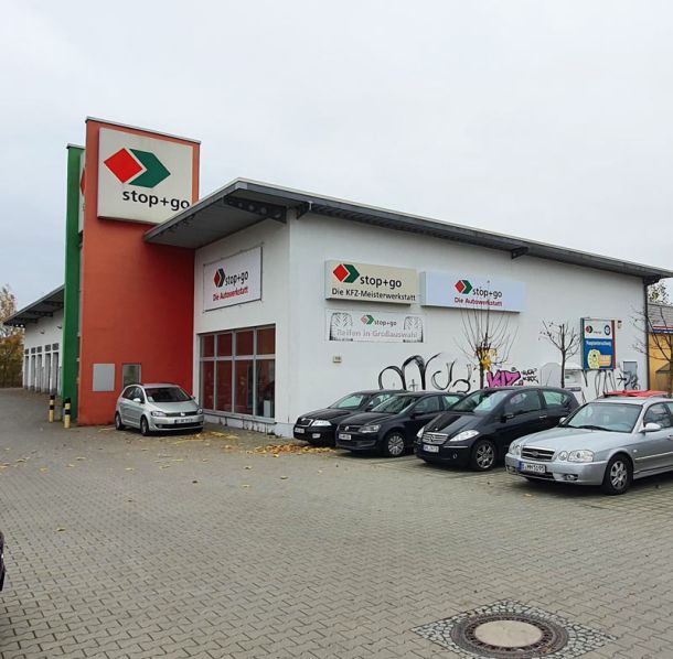 Gewerbeimmobilie mit Werkstattgebäude und Stellplätzen, geeignet zur Bewertung von Nutzung, Lage und Zustand.