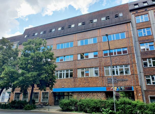 Mehrgeschossige Gewerbe- und Bildungsimmobilie in urbaner Lage als Beispiel für die Bewertung von Nutzung und Umfeld.