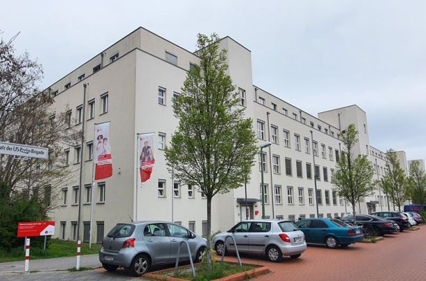 Mehrgeschossige Wohn- und Gewerbeimmobilie mit Stellpl&auml;tzen als Beispiel f&uuml;r Bewertung von Gr&ouml;&szlig;e, Nutzung und Lage.